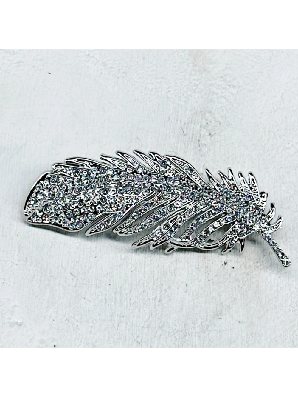 3009u. Silvertone Bling Feather Brooch